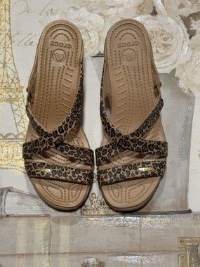 NWOT Crocs Cyprus IV
Leopard Heels Sandals Size 9